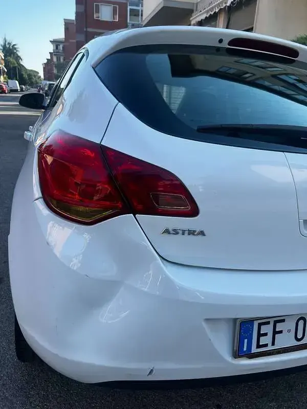 Usata Opel Astra Cosmo 110 CV (80 kW) 2010 Bianco Berlina