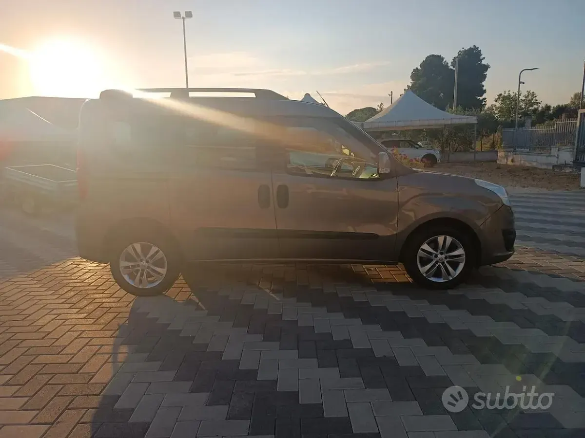 Usata Opel Combo 105 CV (77 kW) 2012 Grigio Monovolume