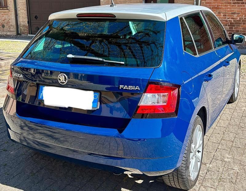 Usata Skoda Fabia Design Edition 60 CV (44 kW) 2016 Blu Utilitaria