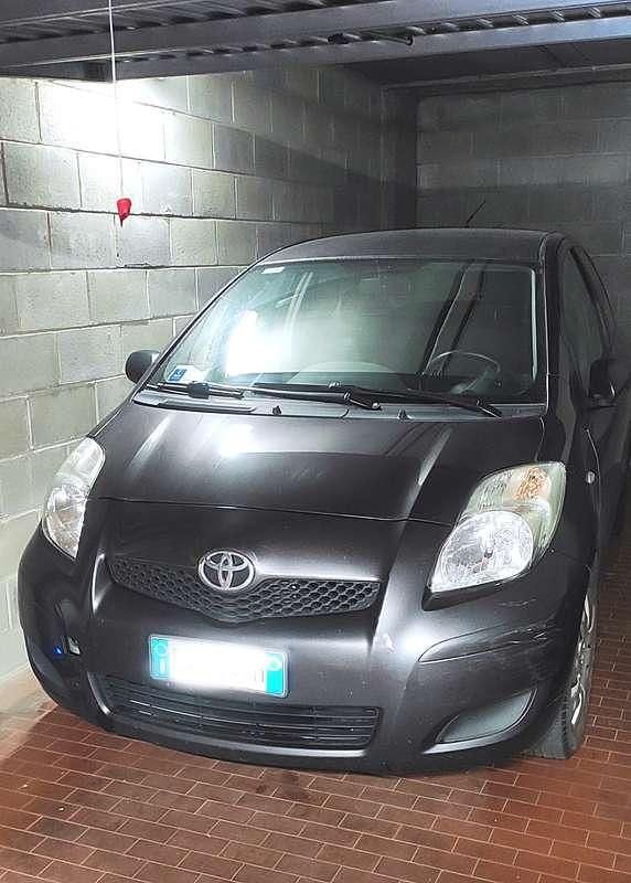 Usata Toyota Yaris Active 90 CV (66 kW) 2011 Grigio Utilitaria