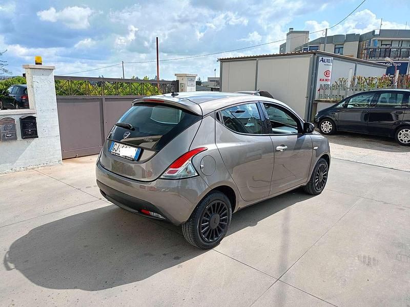 Usata Lancia Ypsilon Gold 69 CV (50 kW) 2022 Argento Utilitaria