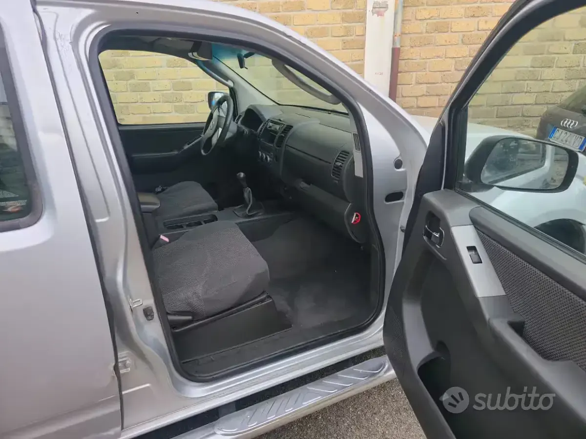 Usata Nissan Navara 174 CV (127 kW) 2005 Grigio Pick-up