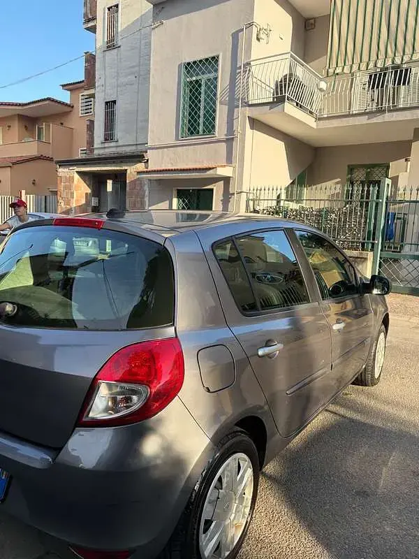 Usata Renault Clio III 75 CV (55 kW) 2009 Marrone Berlina