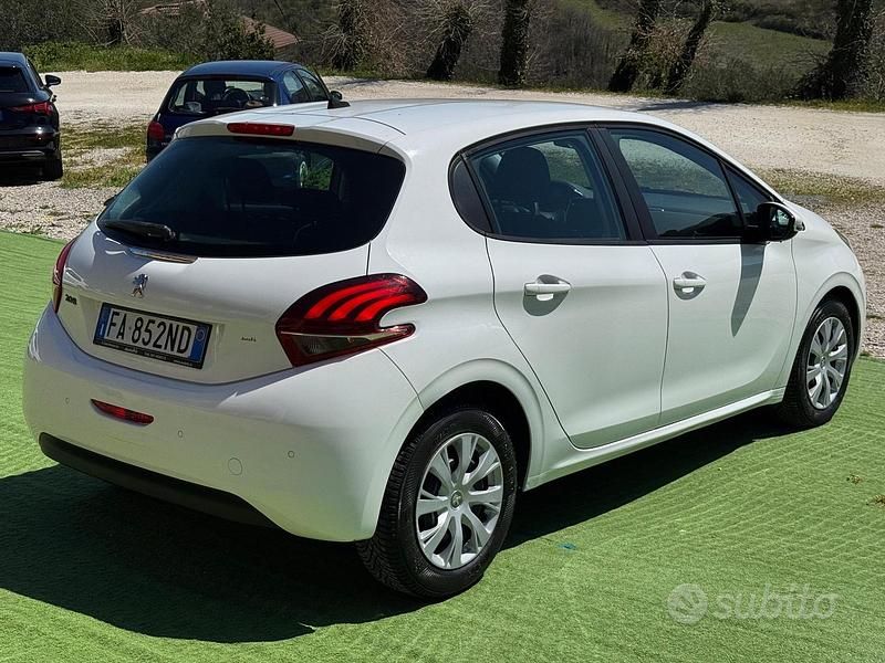 Usata Peugeot 208 Active 68 CV (50 kW) 2015 Bianco Utilitaria