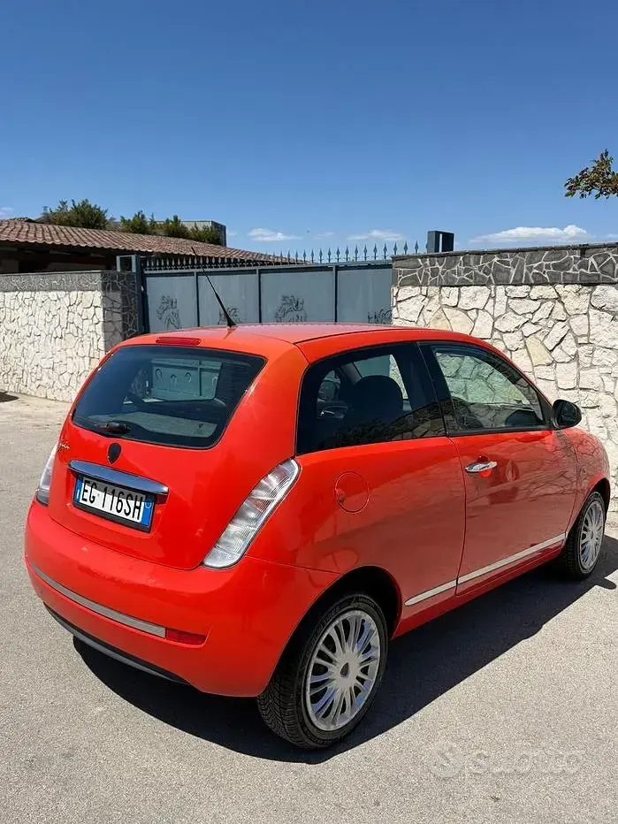 Usata Lancia Ypsilon 69 CV (50 kW) 2011 Arancione Utilitaria