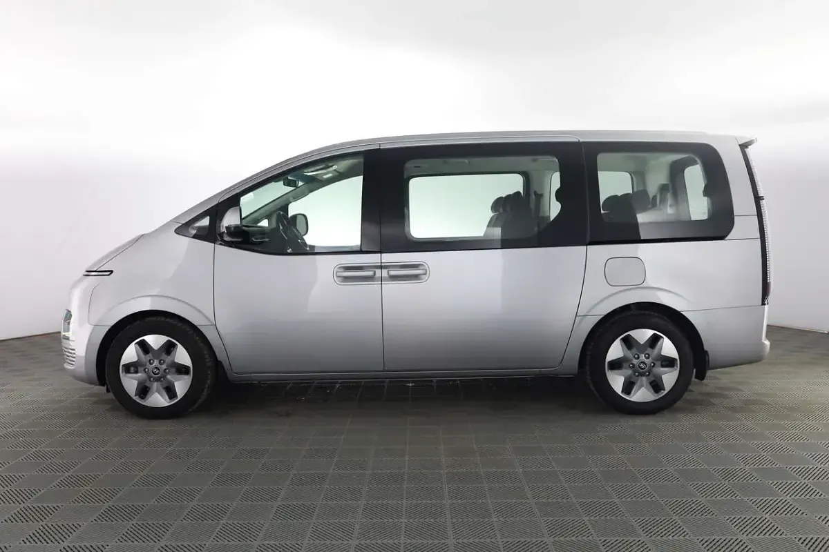 Usata Hyundai Staria 177 CV (130 kW) 2023 Shimmering silver Monovolume