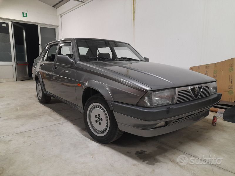 Usata Alfa Romeo 75 148 CV (108 kW) 1988 Grigio Berlina
