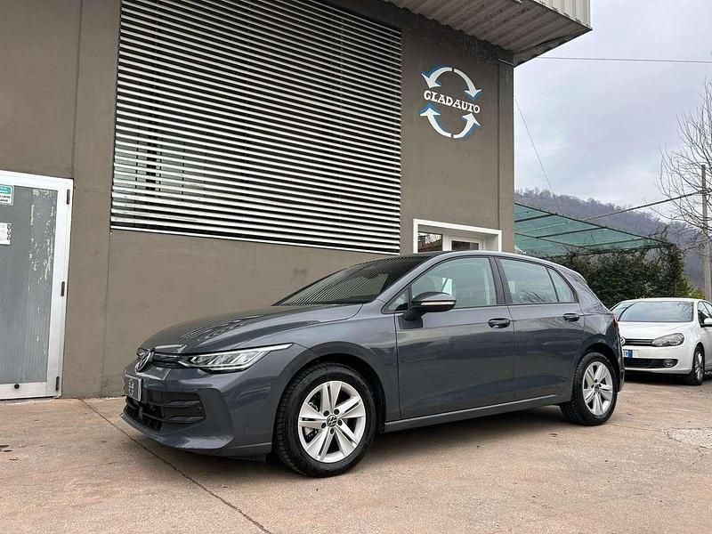 Usata VW Golf VIII Life 116 CV (85 kW) 2025 Grigio Berlina
