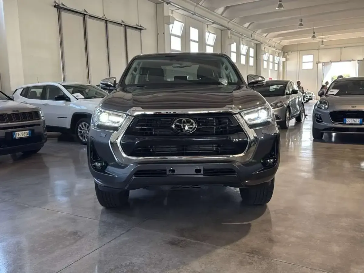 Nuova Toyota HiLux Executive 150 CV (110 kW) 2026 Grigio scuro Pick-up