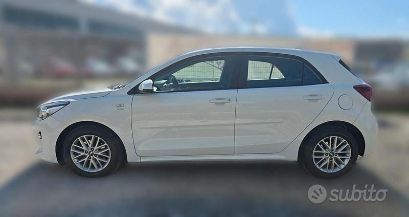 Bianco Usata 2018 Kia Rio Tre volumi | 8500 € (Buon prezzo) - Immagine 1/4