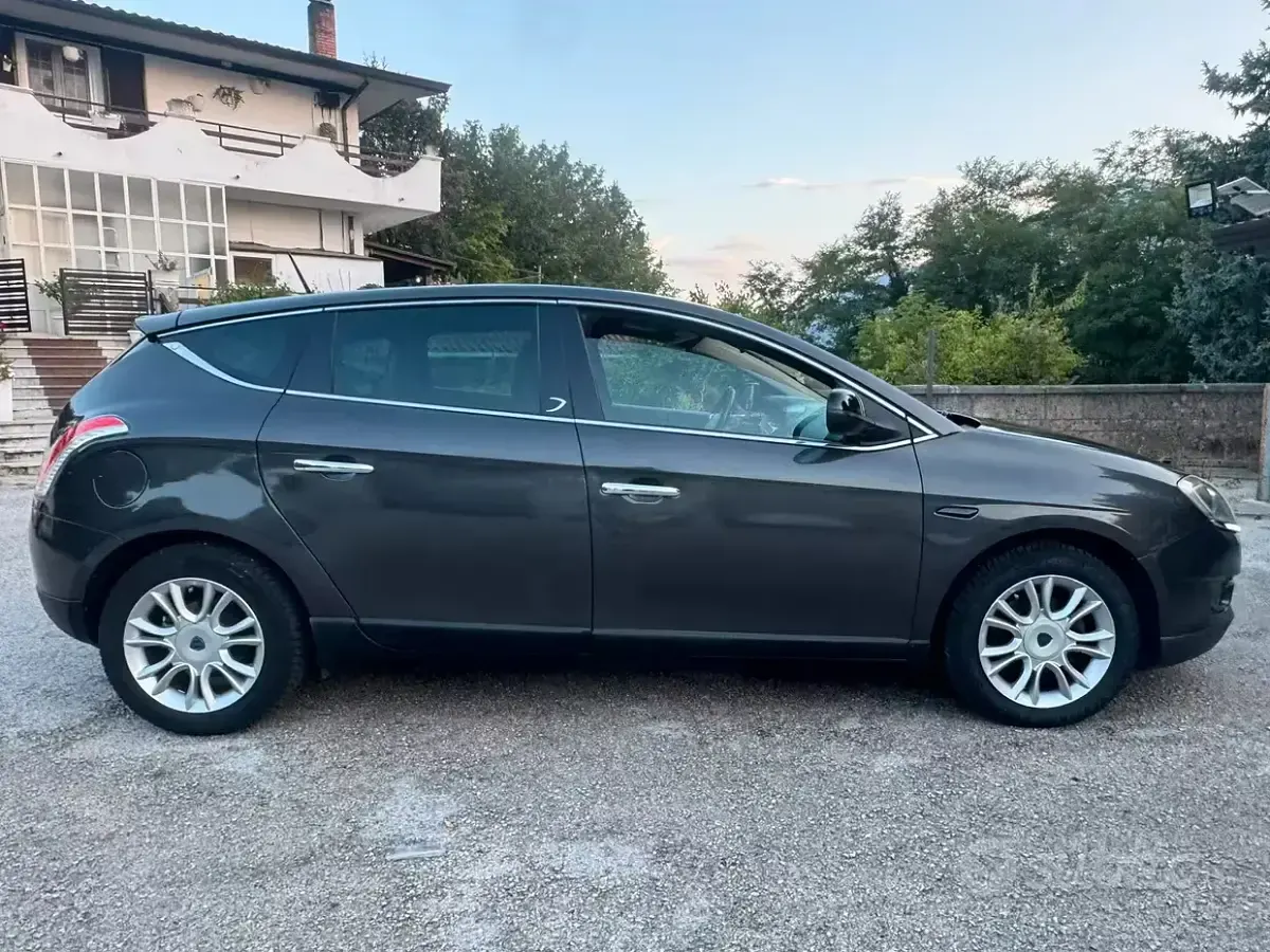 Usata Lancia Delta 120 CV (88 kW) 2010 Utilitaria