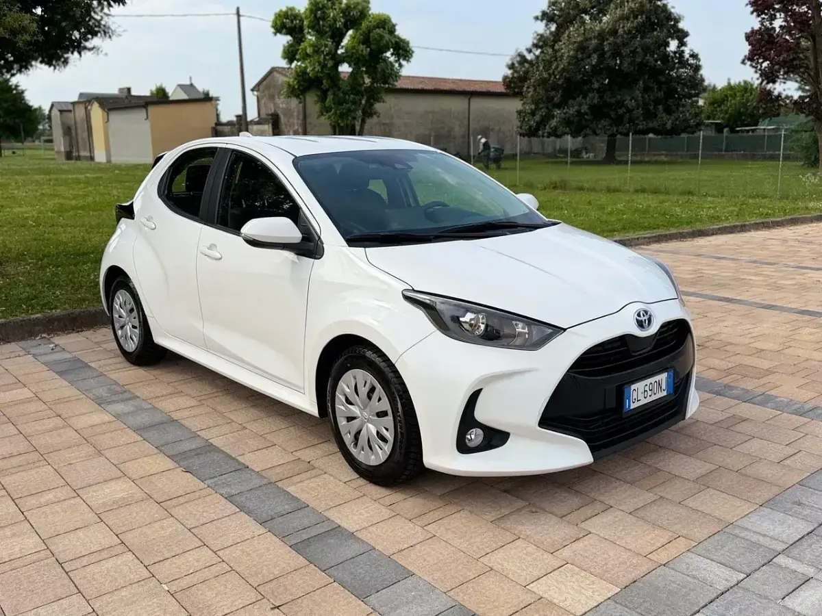 Usata Toyota Yaris Hybrid Active 92 CV (67 kW) 2023 Bianco Berlina