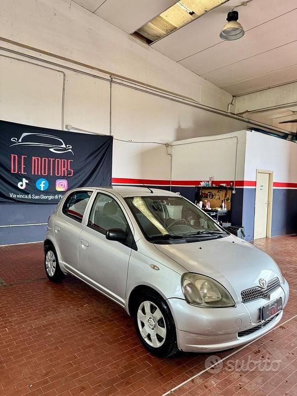 Usata Toyota Yaris 68 CV (50 kW) 2001 Grigio Berlina