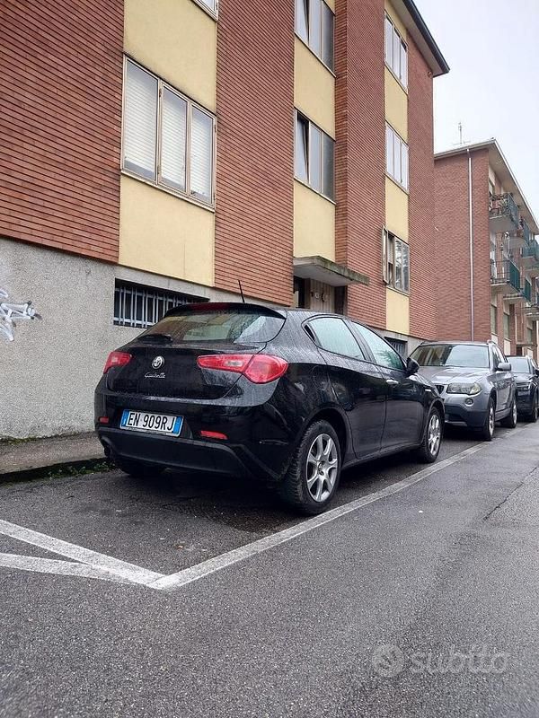 Usata Alfa Romeo Giulietta Distinctive 120 CV (88 kW) 2012 Nero Utilitaria