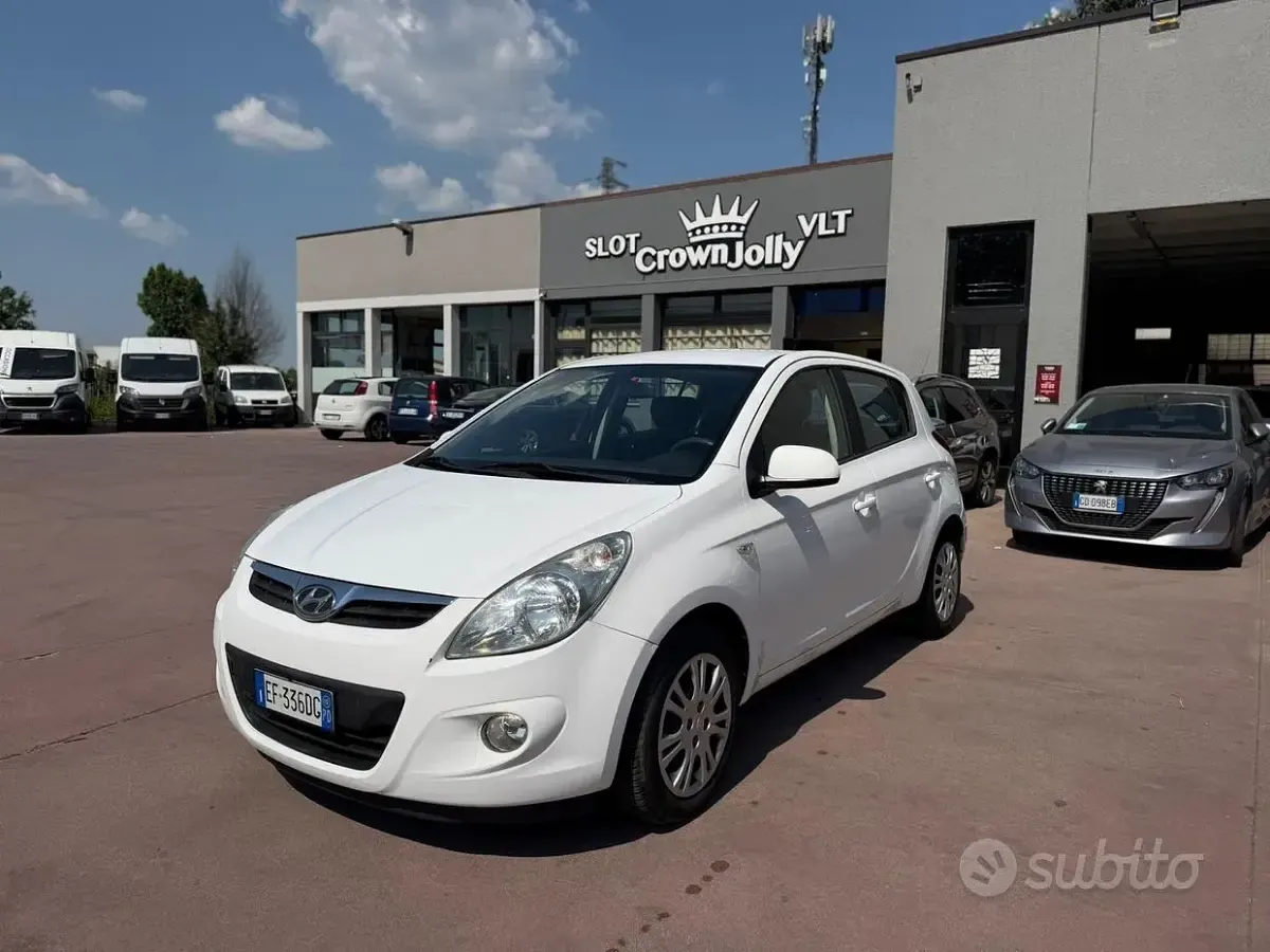 Usata Hyundai i20 Comfort 75 CV (55 kW) 2010 Bianco Utilitaria