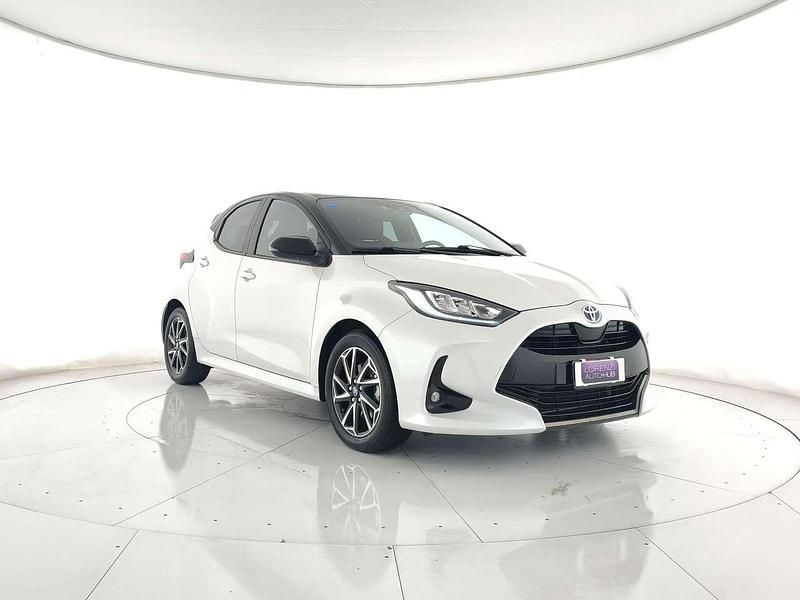 Bianco Usata 2023 Toyota Yaris Hybrid Style Tre volumi | 19.490 € (Buon prezzo) - Immagine 1/4