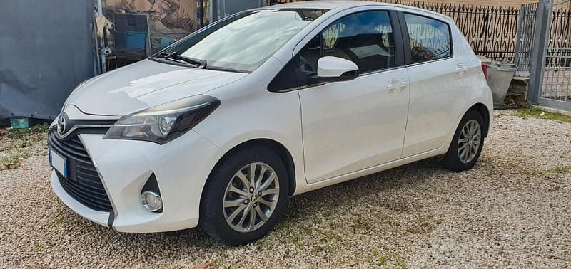 Usata Toyota Yaris Lounge 69 CV (50 kW) 2017 Bianco Berlina