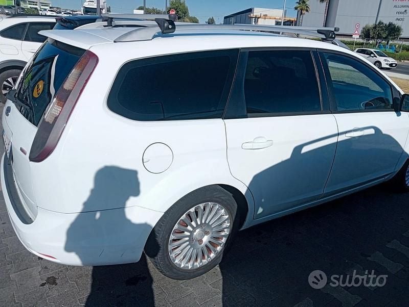 Usata Ford Focus 100 CV (73 kW) 2011 Bianco Station wagon