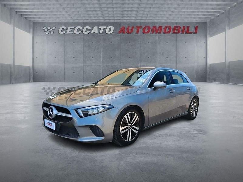 Grigio Usata 2022 Mercedes A180 Tre volumi | 25.175 € (Ottimo prezzo) - Immagine 1/4