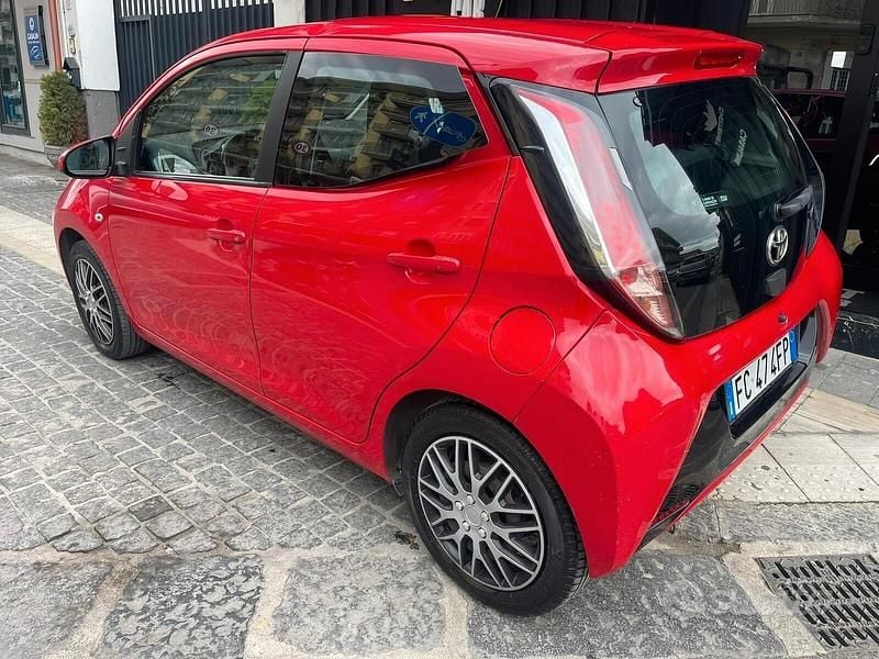 Usata Toyota Aygo Cool 69 CV (50 kW) 2016 Rosso Utilitaria