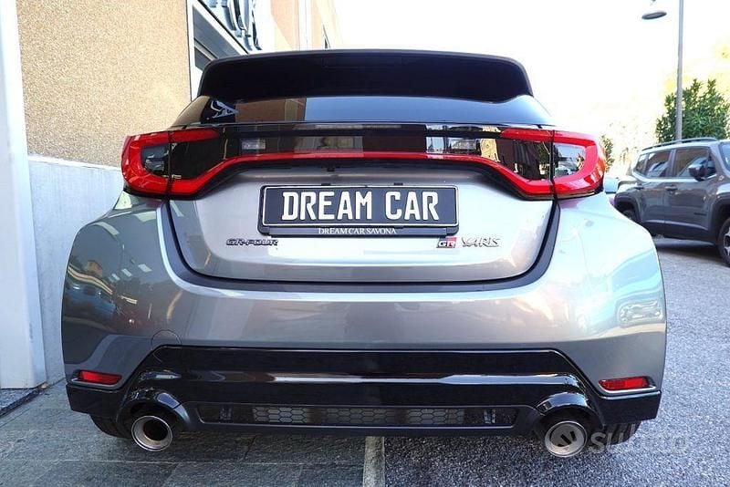 Usata Toyota Yaris 280 CV (205 kW) 2024 Antracite perlato Utilitaria