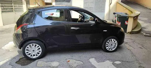 Usata Lancia Ypsilon Silver 69 CV (50 kW) 2014 Nero metallizzato Utilitaria
