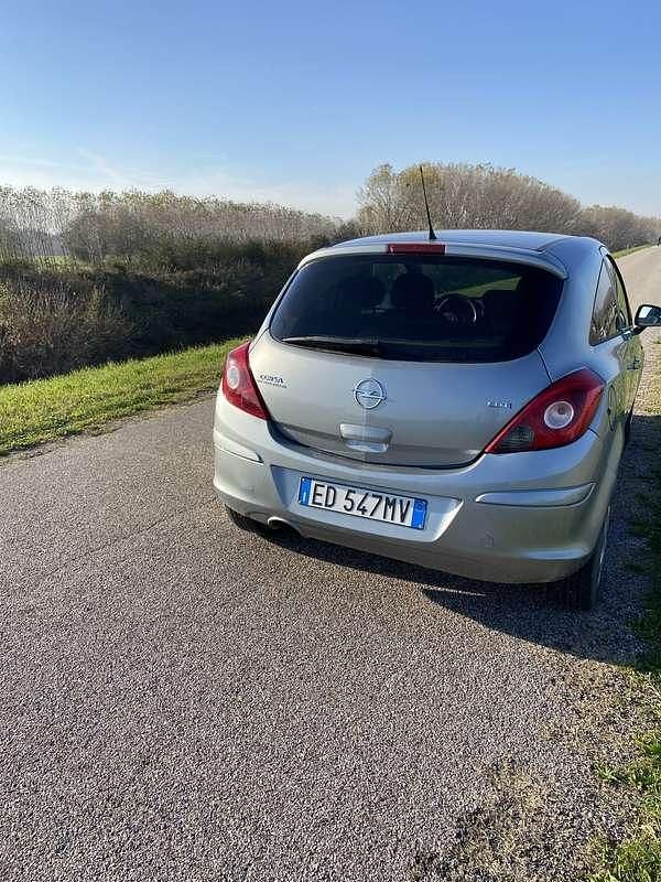 Usata Opel Corsa Enjoy 90 CV (66 kW) 2010 Berlina