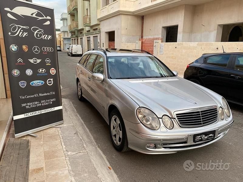 Usata Mercedes E220 Avantgarde 150 CV (110 kW) 2005 Grigio Berlina