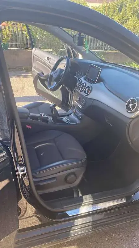 Usata Mercedes B180 109 CV (80 kW) 2015 Nero Utilitaria