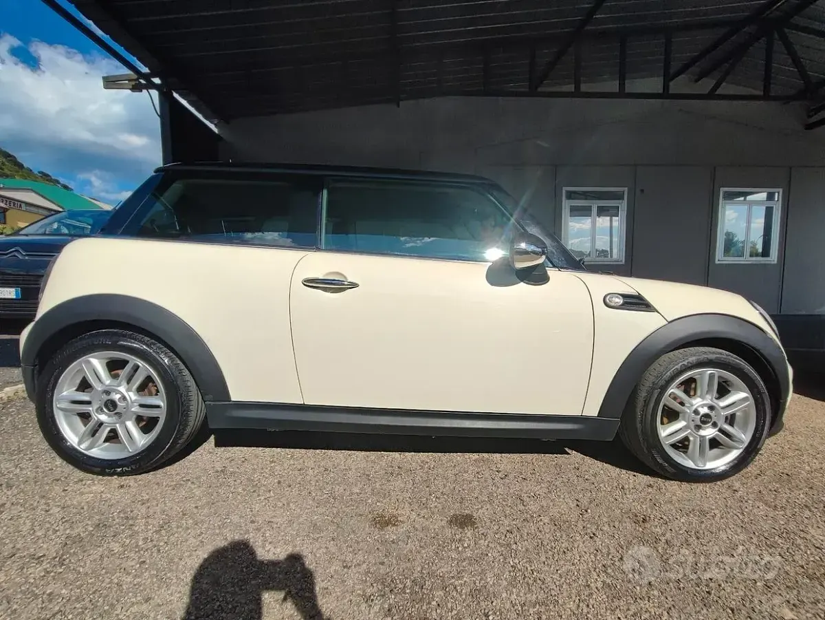 Usata Mini Cooper D 112 CV (82 kW) 2010 Beige Utilitaria