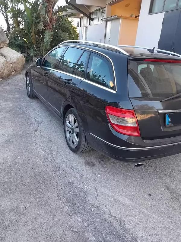 Usata Mercedes C220 125 CV (91 kW) 2010 Nero Station wagon