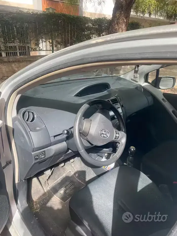 Usata Toyota Yaris 100 CV (73 kW) 2010 Marrone Utilitaria