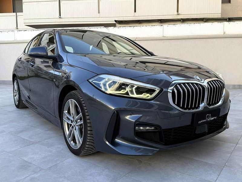 Grigio Usata 2021 BMW 118 M Sport Due volumi | 23.200 € (Buon prezzo) - Immagine 1/4