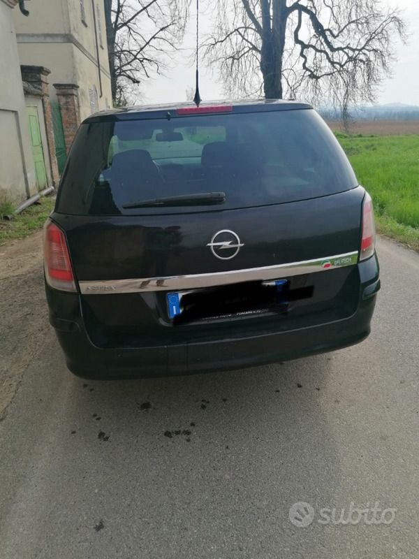 Usata Opel Astra Enjoy 116 CV (85 kW) 2010 Nero Station wagon