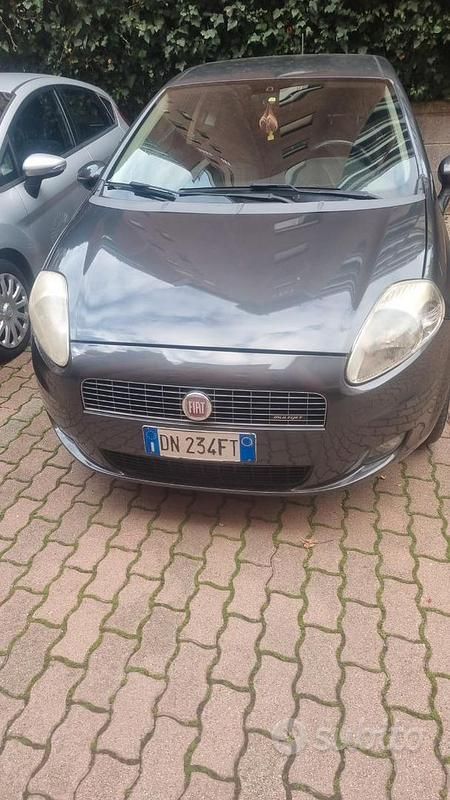 Grigio Usata 2008 Fiat Grande Punto Due volumi | 2500 € (Buon prezzo) - Immagine 1/4