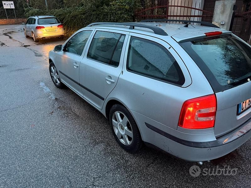Grigio Usata 2006 Skoda Octavia Station wagon | 3000 € (Buon prezzo) - Immagine 1/4