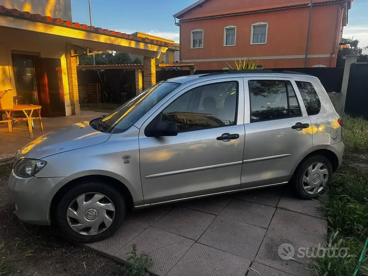 Usata Mazda 2 68 CV (50 kW) 2004 Grigio Utilitaria