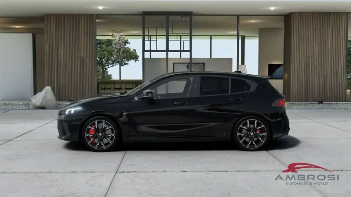 Nuova BMW M135 M Sport 300 CV (220 kW) 2026 Black sapphire metallizzato Utilitaria
