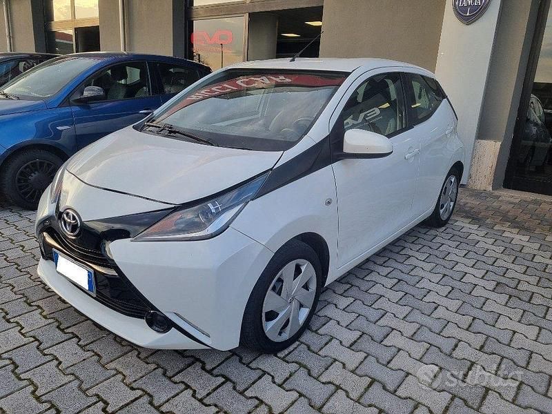 Usata Toyota Aygo X-play 69 CV (50 kW) 2016 Bianco Utilitaria