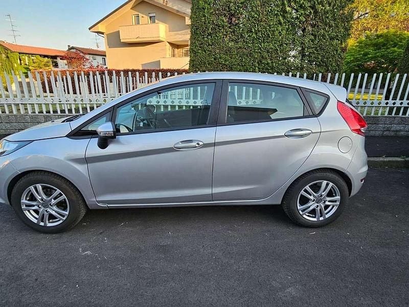 Usata Ford Fiesta 82 CV (60 kW) 2011 Argento Utilitaria