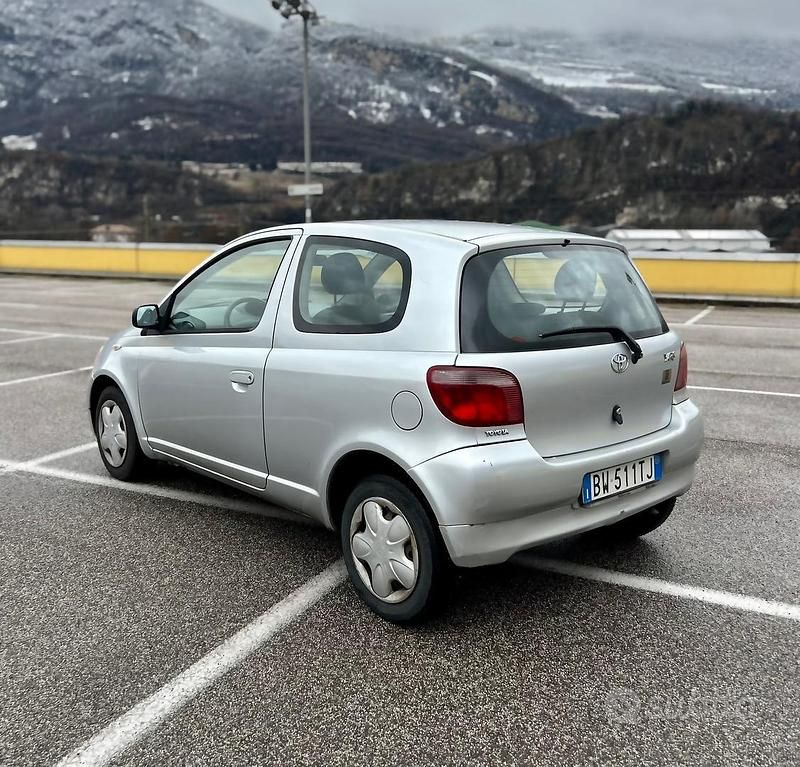 Usata Toyota Yaris Sol 69 CV (50 kW) 2002 Grigio Berlina