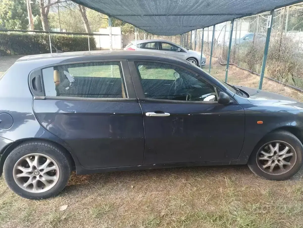 Usata Alfa Romeo 147 140 CV (102 kW) 2004 Bluazzurro Utilitaria