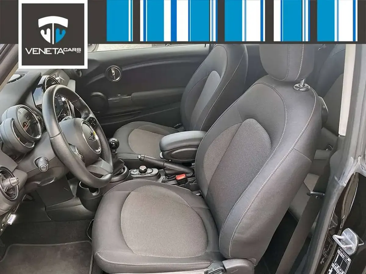 Usata Mini ONE Essential 102 CV (75 kW) 2022 Midnight Utilitaria