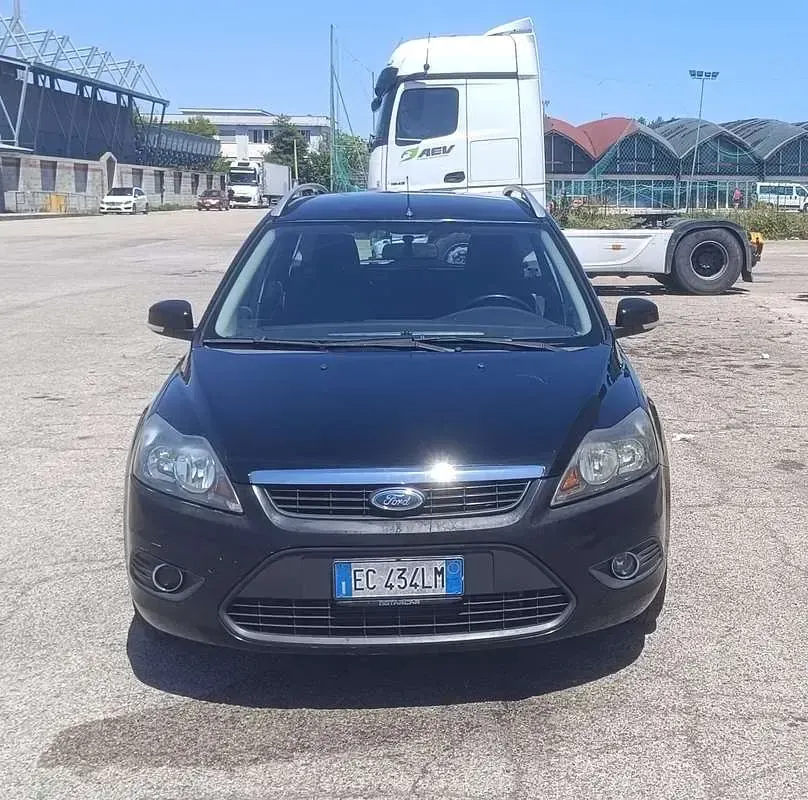 Usata Ford Focus Style 90 CV (66 kW) 2010 Marrone Station wagon