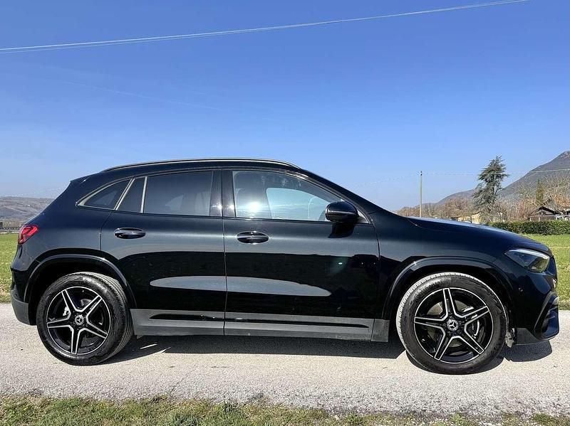 Käytetty Mercedes GLA180 AMG Line Premium 116 HP (85 kW) 2023 Musta Katumaasturi