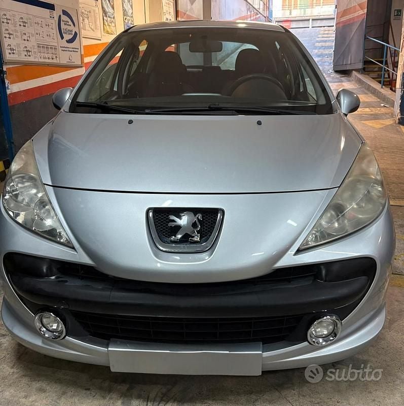 Grigio Usata 2009 Peugeot 207 Due volumi | 3500 € (Buon prezzo) - Immagine 1/4