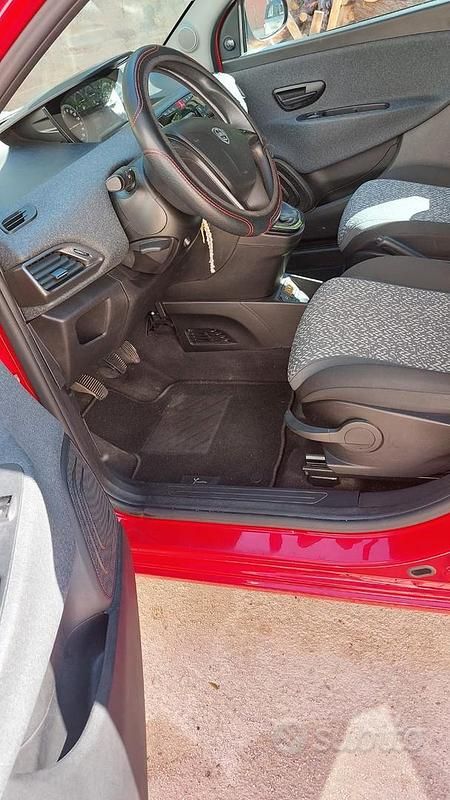 Usata Lancia Ypsilon 69 CV (50 kW) 2018 Rosso Utilitaria
