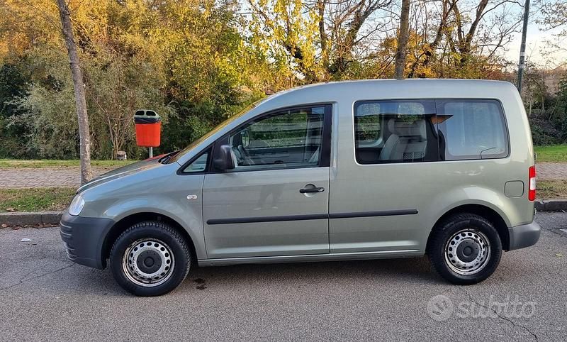 Usata VW Caddy 105 CV (77 kW) 2010 Verde Monovolume