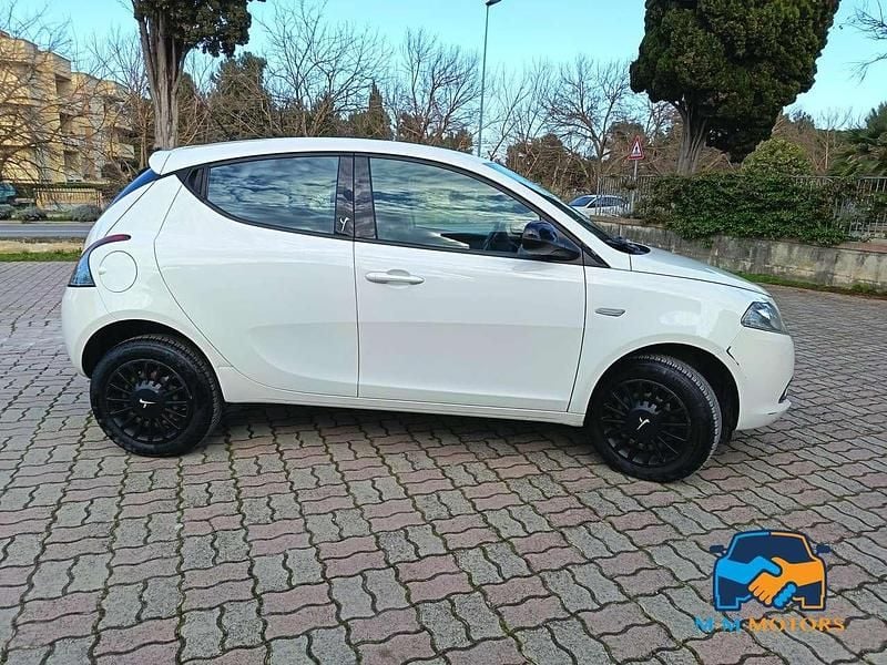 Usata Lancia Ypsilon 80 CV (58 kW) 2015 Bianco Utilitaria