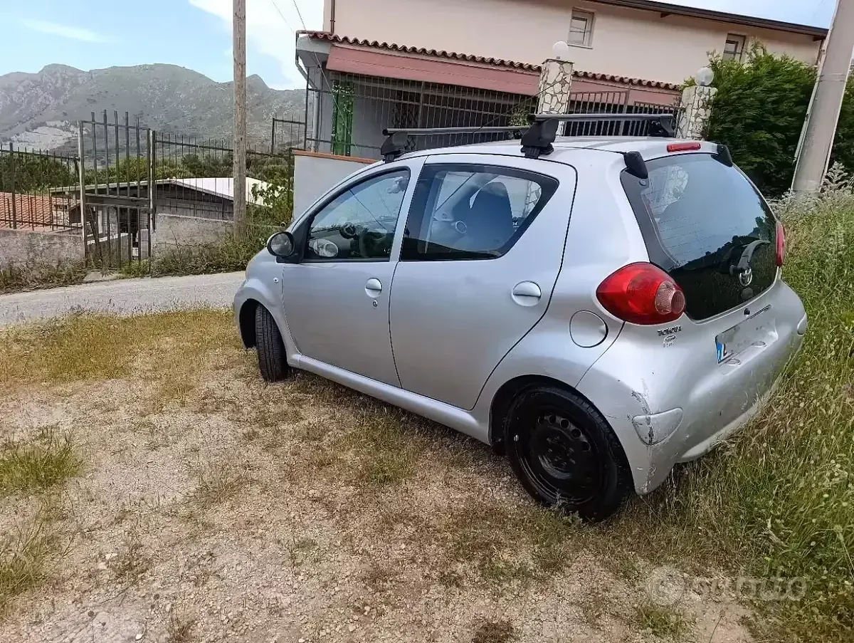 Usata Toyota Aygo 68 CV (50 kW) 2006 Grigio Utilitaria